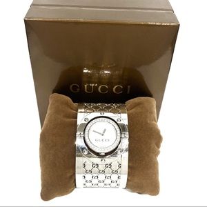 Gucci
Silver Twirl Mother Of Pearl Diamond Bangle